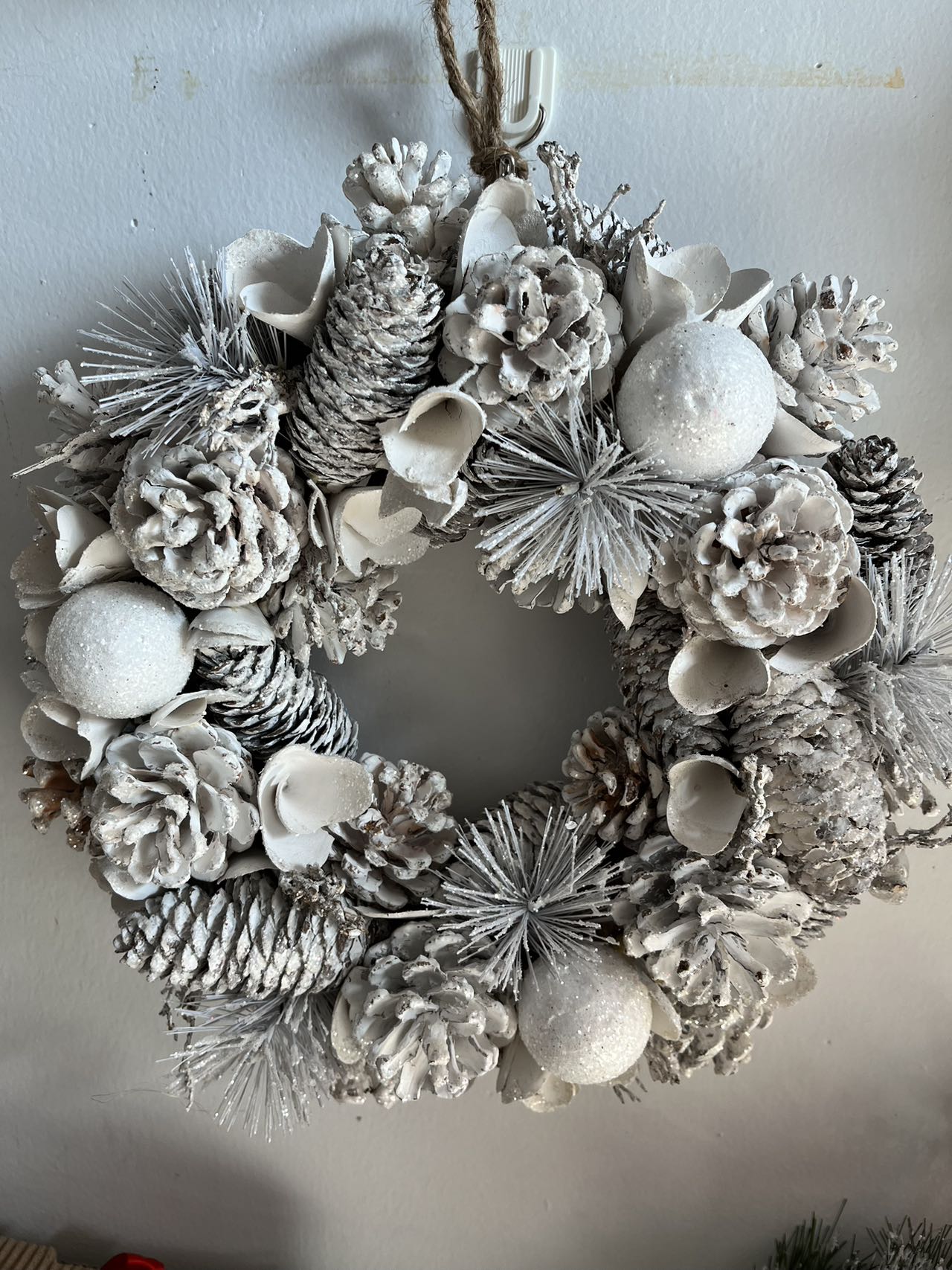 White Christmas Wreath, Green, Crestwood Spruce, White Lights, Decorated with Pine Cones, Berry Clusters, Frosted Branches, Christmas Collection