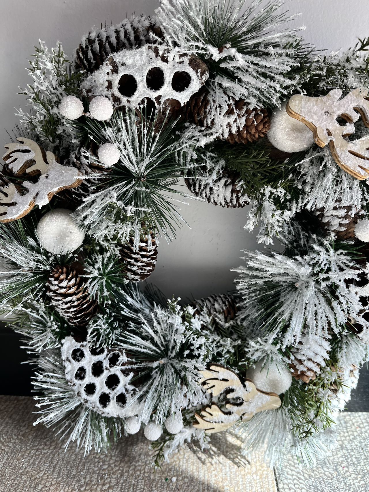 Lotus Root Christmas Wreath, Green, Crestwood Spruce, White Lights, Decorated with Pine Cones, Berry Clusters, Frosted Branches, Christmas Collection